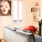 Bright And Central Studio For 4 In Paris
