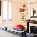Bright And Central Studio For 4 In Paris