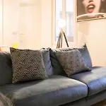 Bright And Central Studio For 4 In Paris
